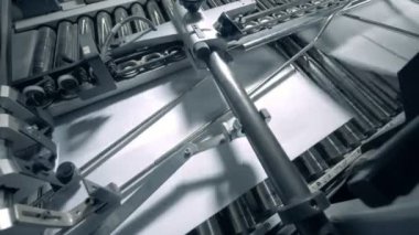 Büyük sayfaları bir konveyör taşıma yakın çekim.