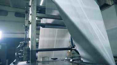 Bir konveyör üzerinde haddeleme yaprak uzun, yakın çekim.