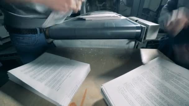 Trabalhadores embalar papel impresso, close-up . — Vídeo de Stock