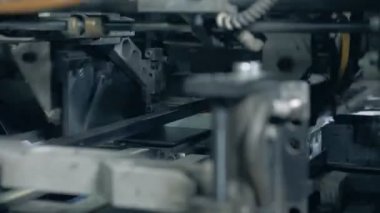 Kitap bir çizgi üzerinde taşıma donanımları yazdırmak.