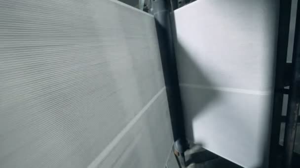 Rollende Ausrüstung bewegt Papier, Ansicht von unten. — Stockvideo