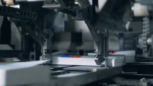 Druckmaschinen, die Bücher auf eine Linie pressen, Nahaufnahme. — Stockvideo
