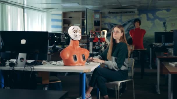 Jeune ingénieur contrôle un robot, gros plan . — Video