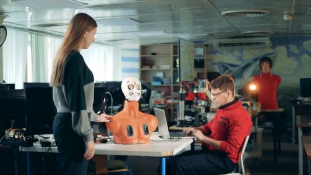 Twee ingenieurs werken met robot, close-up. — Stockvideo