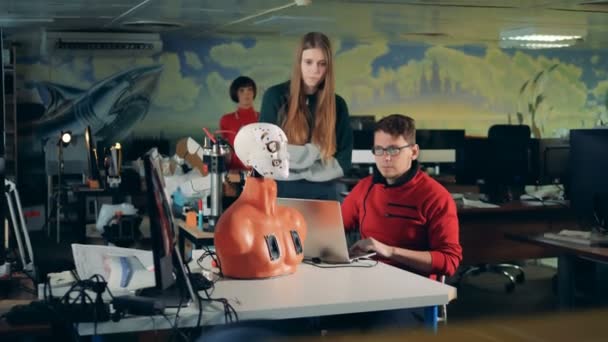Les gens regardent un robot travailler, fermer . — Video