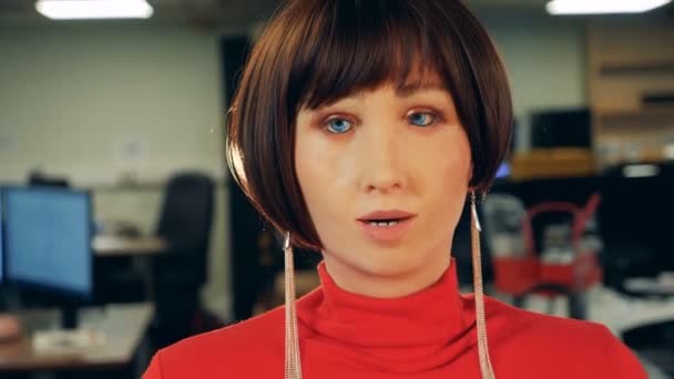 Vrouwelijke robot bewegen van haar gezicht, close-up. — Stockvideo