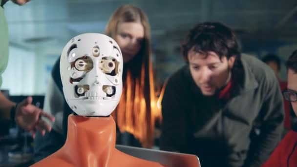 Один Робот Працює Люди Контролюють Його — стокове відео