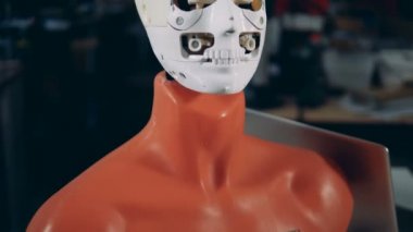 Bir laboratuvar robot insanımsı yakın çekim.