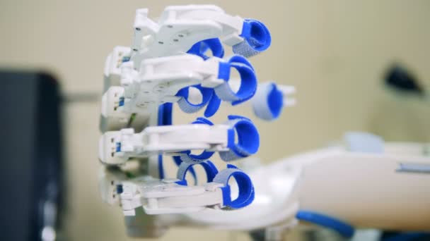 Robotická ruka pohybuje prsty, zblízka. — Stock video