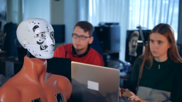 Ingenieurs werken met cyborg, close-up. — Stockvideo