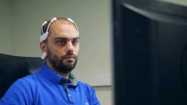 Sensörler üzerinde çalışan bir kafa ile mühendis, yakın çekim.