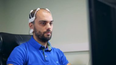 Brainwork, kontrol etmek için baş sensörleri kullanarak bir kişi yakın çekim.