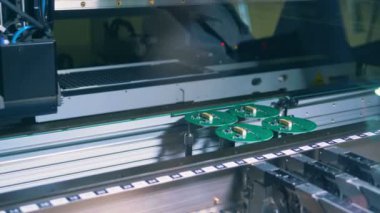 Mikroçip üreten ortasında yenilikçi ekipmanları