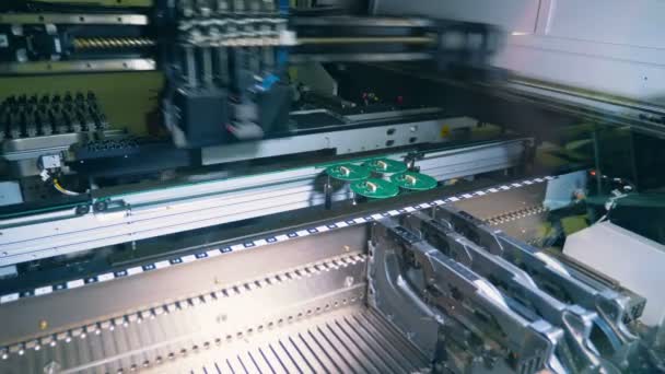 Máquina industrial está fabricando tableros electrónicos — Vídeos de Stock