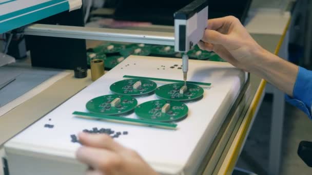 Microesquemas redondos estão sendo montados manualmente — Vídeo de Stock