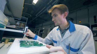 Elektronik kart bir erkek laboratuar alt tarafından yapılır