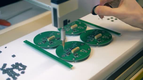 Trabajador de fábrica está haciendo circuitos con un instrumento especial — Vídeos de Stock