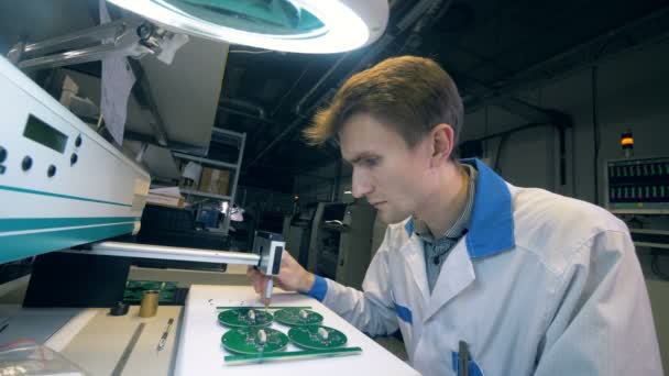 Fabrika Laboratuvar Erkek Bir Uzmanla Devreleri Yapma — Stok video