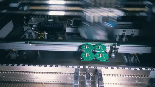 Runde grüne Tafel innerhalb eines industriellen Mechanismus — Stockvideo