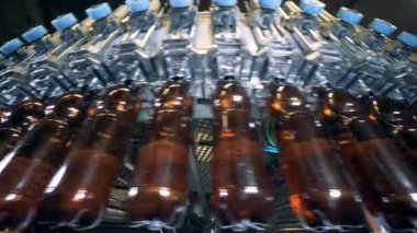 Bira plastik şişe hareket ederken dökülür
