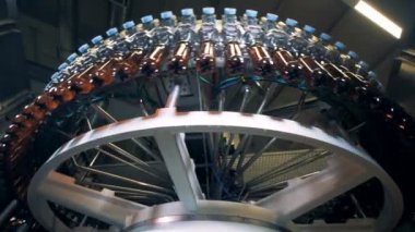 Döner ışınlama şişe bira ile yerinden