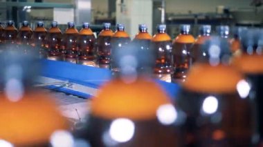 Tam bira şişeleri fabrika ışınlama hareket ediyor