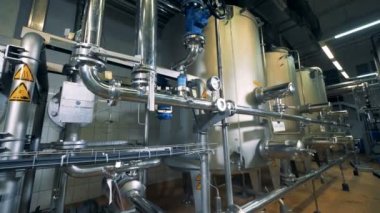 Boru hatları ile çelik bira kutuları