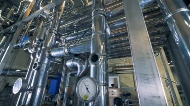 Sistem metal tüp ve boruları içinde bira