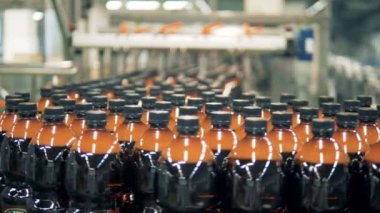 Plastik şişe bira ile birlikte hareket ederken yığılmış