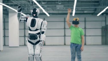 Cyborg hareketleri Vr-gözlüklü bir çocuk sonra tekrar ediyor