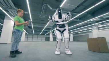 Genç çocuk bir karton kutu Asansör bir robot yapma