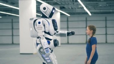 Küçük bir kız ve bir robot insanımsı çak bir beşlik jesti