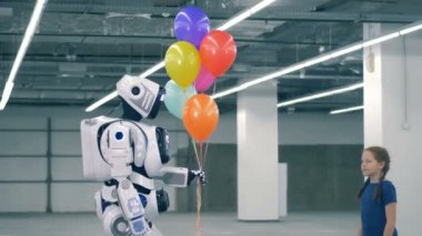 Renkli balonlar bir cyborg bir kız tarafından yetenekli