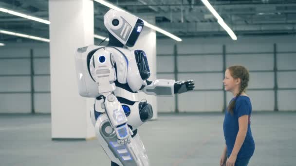 High-öt mozdulat egy kislány és humanoid robot