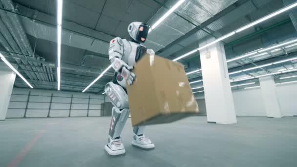 Unidade Armazenamento Vazia Com Robô Levantando Uma Caixa Papelão Carregando — Vídeo de Stock