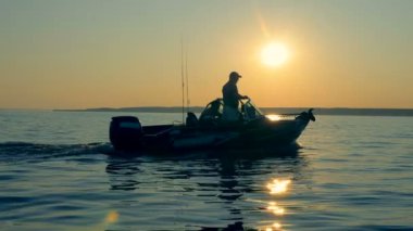 Balıkçı balıkçılık yer bulmak için bir tekne kullanıyor. 4k