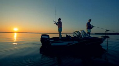 Balıkçılar akşamları özel çubuklar kullanarak balık yakalamak. 4k