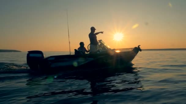 Homens indo em um barco a motor em uma água, close-up . — Vídeo de Stock