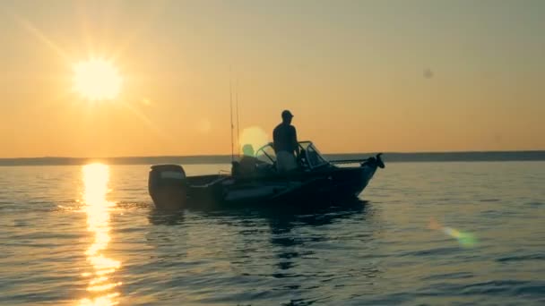 Deux hommes sur un bateau de pêche, vue latérale . — Video