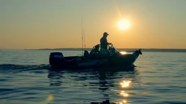 Fischer fährt ein Boot, um einen Angelplatz zu finden. 4k — Stockvideo