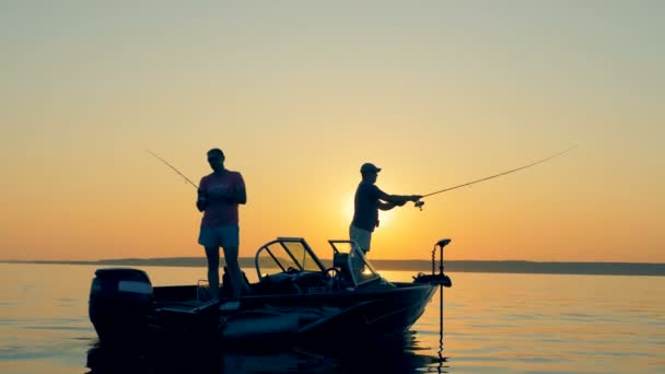 Persone che pescano su una barca. Due pescatori su una piccola barca . — Video Stock