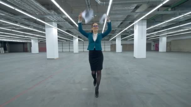 Kvinnliga kontorschef är promenader längs hallen och börjar lurar runt — Stockvideo