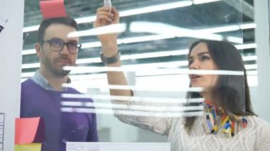 İki mimar konuşmak ve plastik bir tahta üzerine yazma