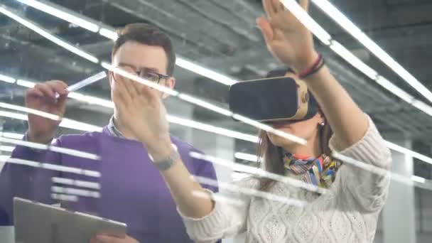 Dois arquitetos estão discutindo um projeto enquanto um deles está em VR-glasses — Vídeo de Stock