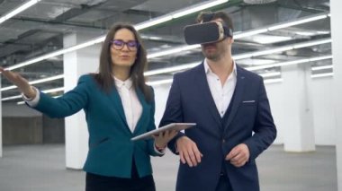 Boş hall birine Vr-gözlük onun emlakçı tarafından gösteriliyor