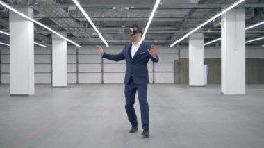 Vr-gözlüklü adam sanal bir kapı açılması ve kalkıp kaçmaya çalışıyor