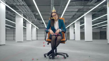 Konfeti atma yorgun bir hanım ile çalışırken sandalye