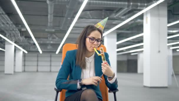 Uitgeput vrouwelijke werknemer waait een cracker — Stockvideo