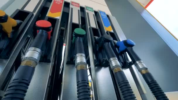 Jeden palivové pistole se sjednávaného od benzinové pumpy. Benzín, plyn, paliva, ropné koncept. — Stock video