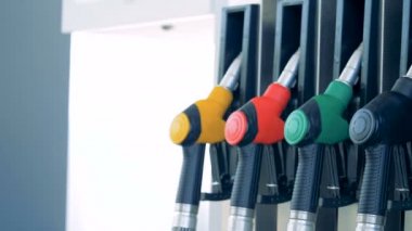 Bir petrol pompa benzin püskürtme ile ağır çekim görüntüleri. Benzin yakıt, benzin istasyonu kavramı.